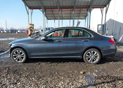 2016 Mercedes-Benz C 300 4Matic z USA, uszkodzony, nr VIN 55SWF4KB8GU117110